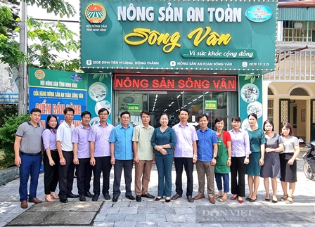 Phó Chủ tịch Hội NDVN Bùi Thị Thơm ấn tượng với cửa hàng nông sản an toàn Sông Vân ở Ninh Bình